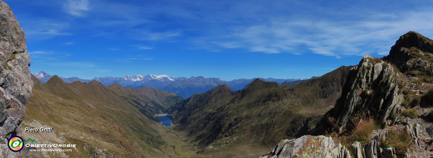 21  A quota 2509 m con bella vista a nord sulla sottostante val Venina, il suo lago e verso le Alpi Retiche.jpg